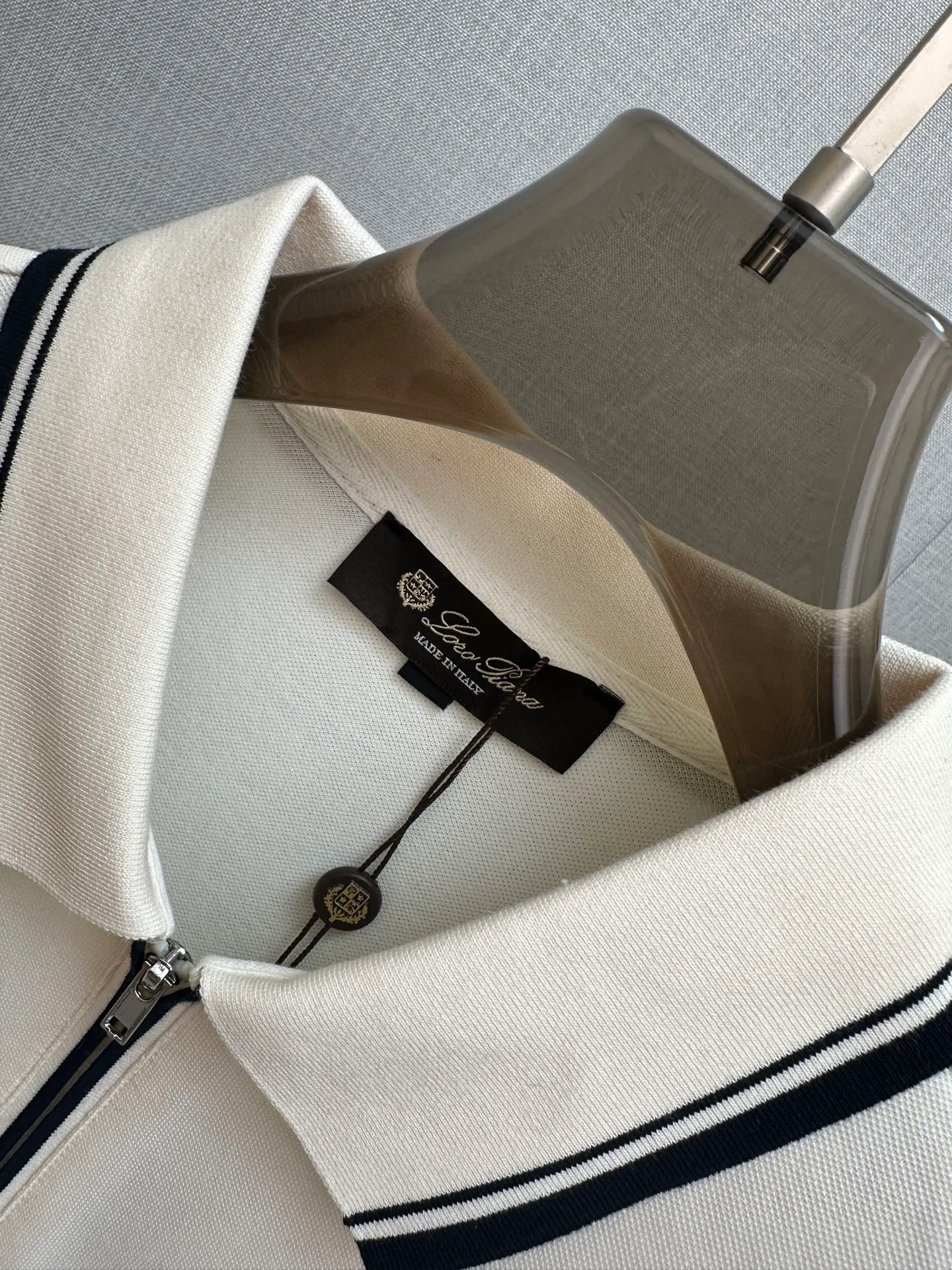 LP Spring and Summer New Arrival's first counter is the latest New Arrival lapel short-sleeved, refreshing and breathable. Premium customized design, avant-garde and fashionable! The brand logo is designed with heavy craftsmanship. It feels soft. It is comfortable to wear. It has exquisite counter-level stitching. It has fine workmanship. The upper body effect is incomparably handsome! A must-have item for a stylish man! Sizes:M-3XL